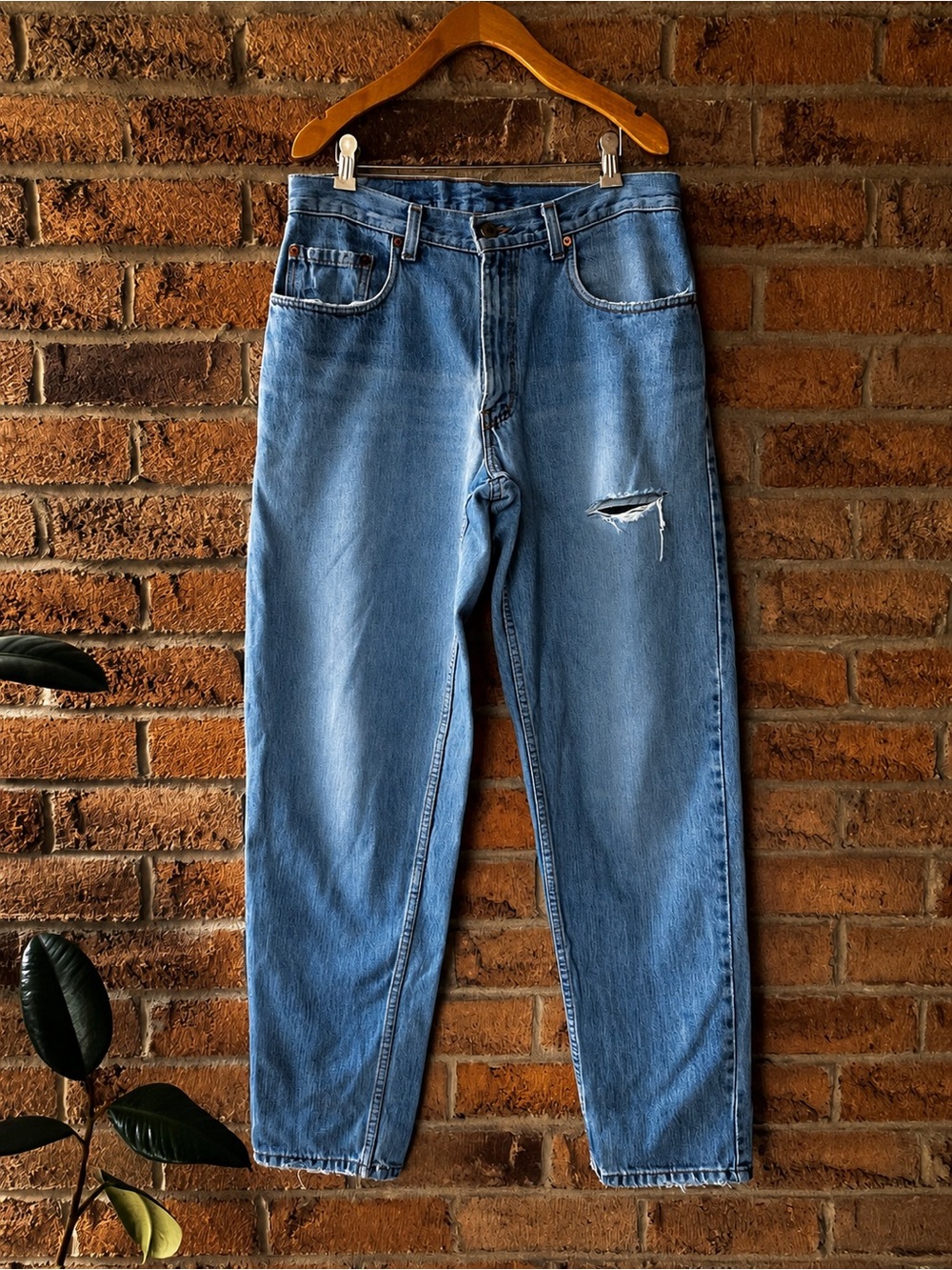 Levi’s 550 Relaxed Fit Jeans 31x32 Medium Wash Distressed Vintage Denim
